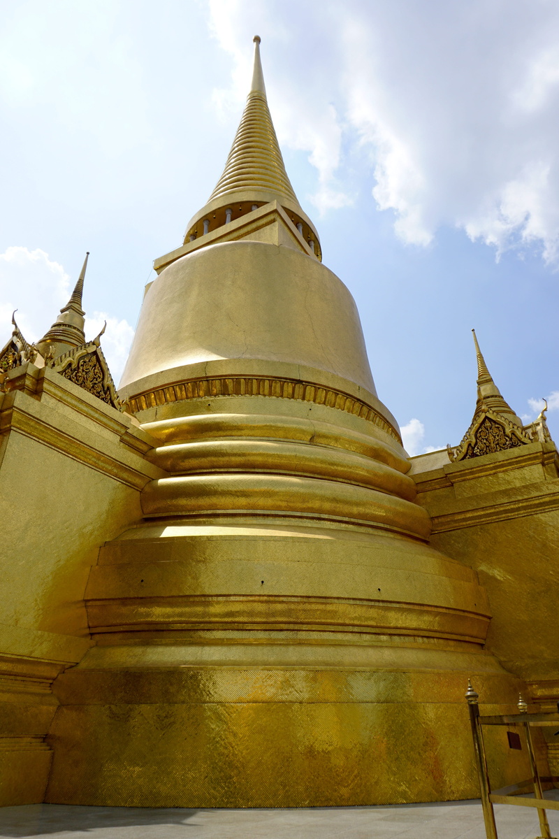 temple, building exterior, 5K, spire, stupa, architecture, travel destinations, outdoors, wat phra kaew, built structure, bangkok, spirituality, belief