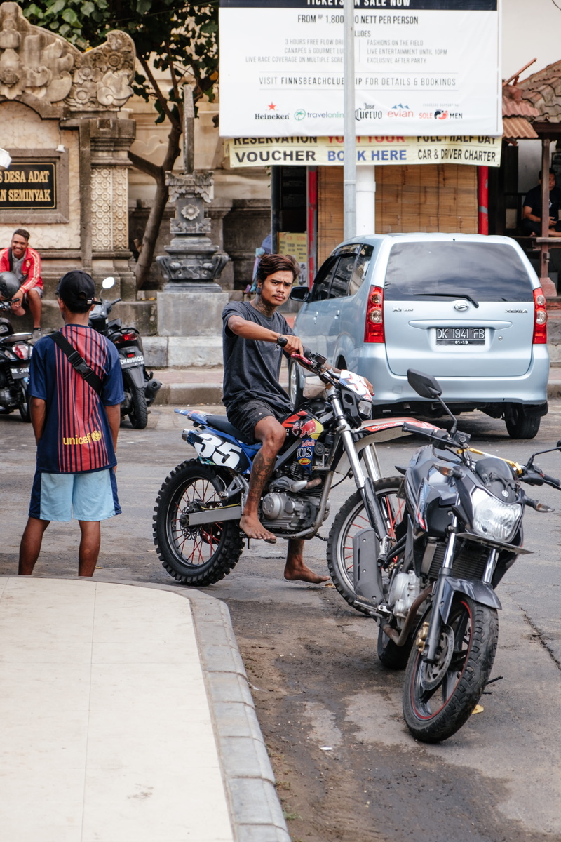 alloy wheel, motorcycle, human, 5K, city, dirt, incidental people, land vehicle, man, vehicle, spoke, group of people, outdoors, men, seminyak, black