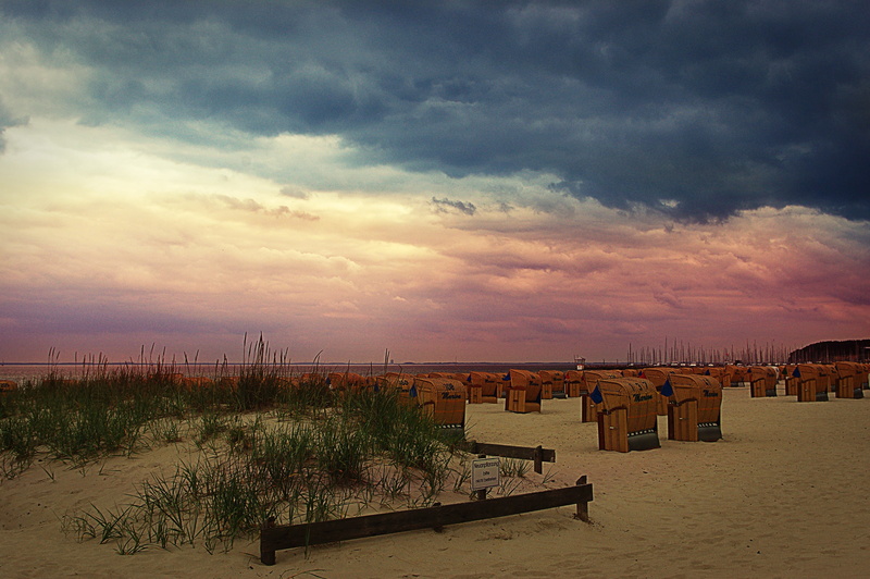 outdoors, horizon, horizon over water, sand, nature, clouds, tranquility, clubs, building exterior, beauty in nature, 2K, scenics - nature, building, hohwacht