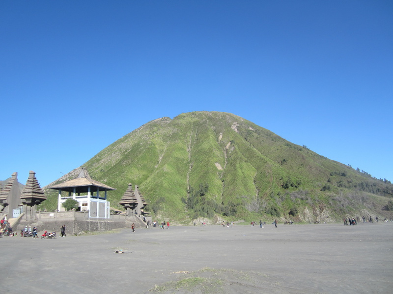 mount, outdoors, beauty in nature, pura, scenics - nature, mountain, copy space, 4K, building, architecture, shell, building exterior, travel, plant, incidental people