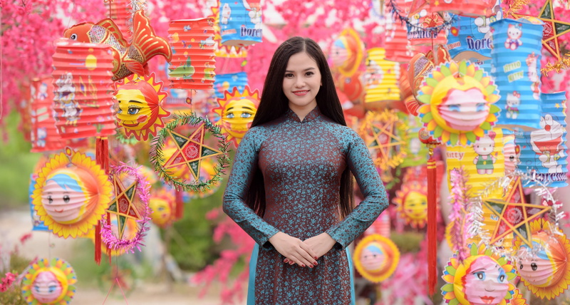 portrait, looking at camera, standing, adult, real people, young adult, áo dài, festival, leisure activity, emotion, colorful, Asian, front view, looking at viewer