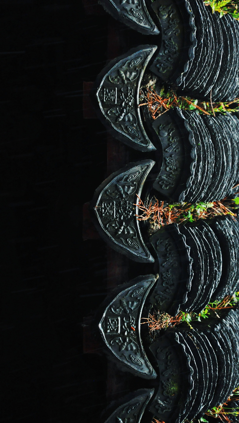 no people, black background, 4K, art and craft, yuyuan, its raining, close-up, antiquity, shiny, spiral, design, shanghai, architecture, pattern, black color