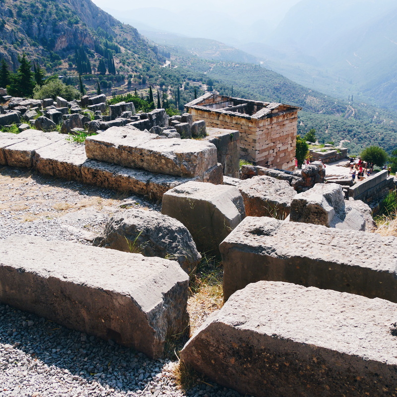 building, mountain, built structure, sunlight, ruins, 2K, delphi, solid, tourism, day, architecture, incidental people, greece, ancient, the past, outdoors