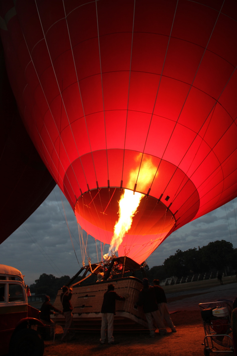 balloon, ballooning, bagan, adventure, hot air balloon rides, men, real people, flying, multi Colored, inflating, travel, hot air balloon ride, sky, group of people
