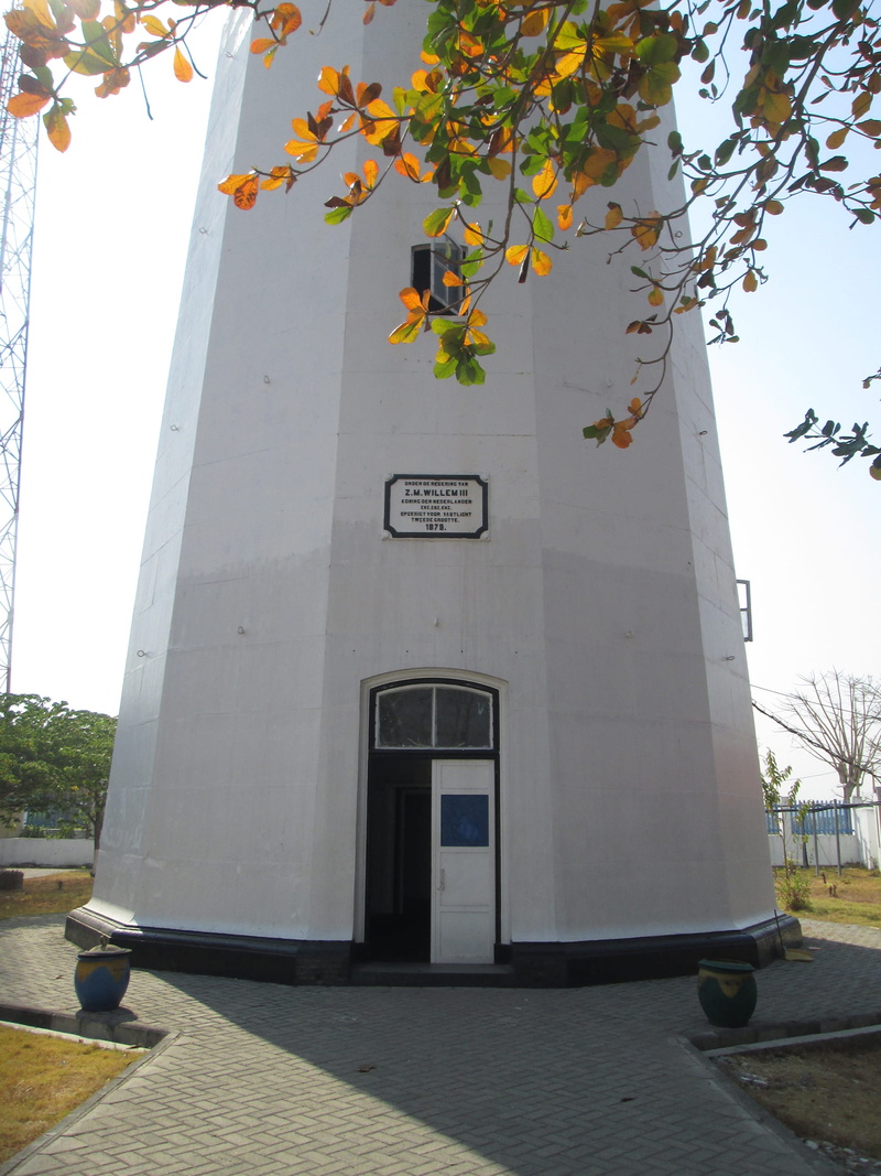 wall - building feature, zm willem iii, lighthouse, bangkalan, street, branch, sky, growth, meduro, plant, outdoors, architecture, building exterior, built structure