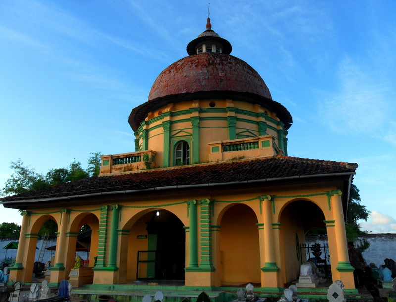 sumenep, religion, dome, history, travel, architectural column, east java, building, makam asta tinggi, madura, graves, sky, spire, place of worship, low angle view