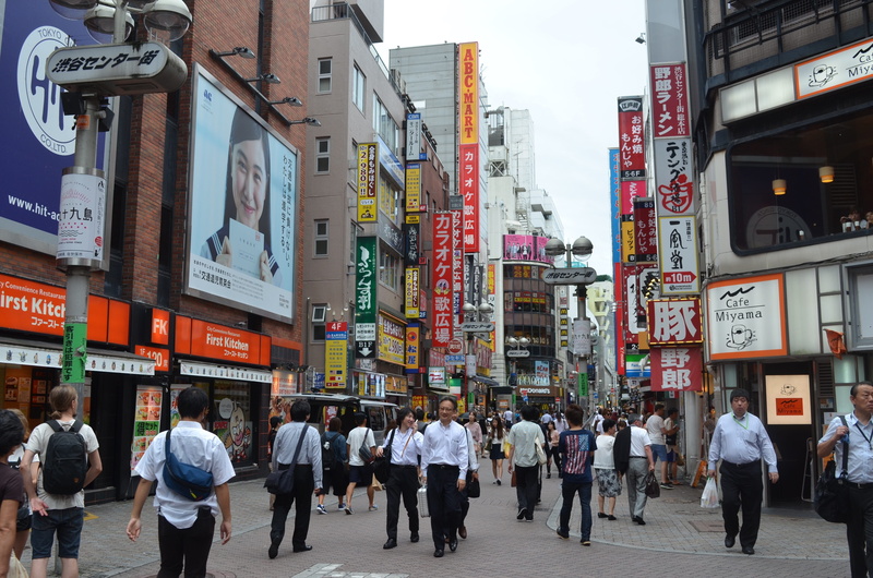 pedestrian, script, real people, architecture, mall, buildings, walking, men, women, building exterior, group of people, city, people, non-western script