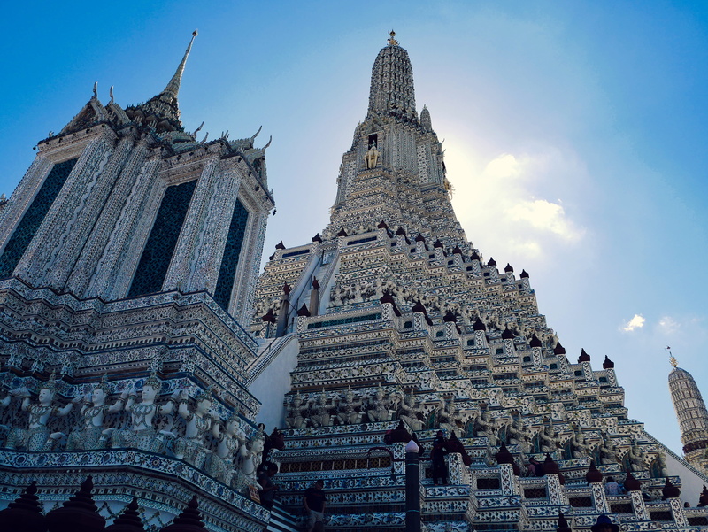 cloud - sky, ornate temple, 4K, thailand, glare, sky, wat arun, building, white, spirituality, the past, religion, architecture, sun, buddhism, beautiful temple