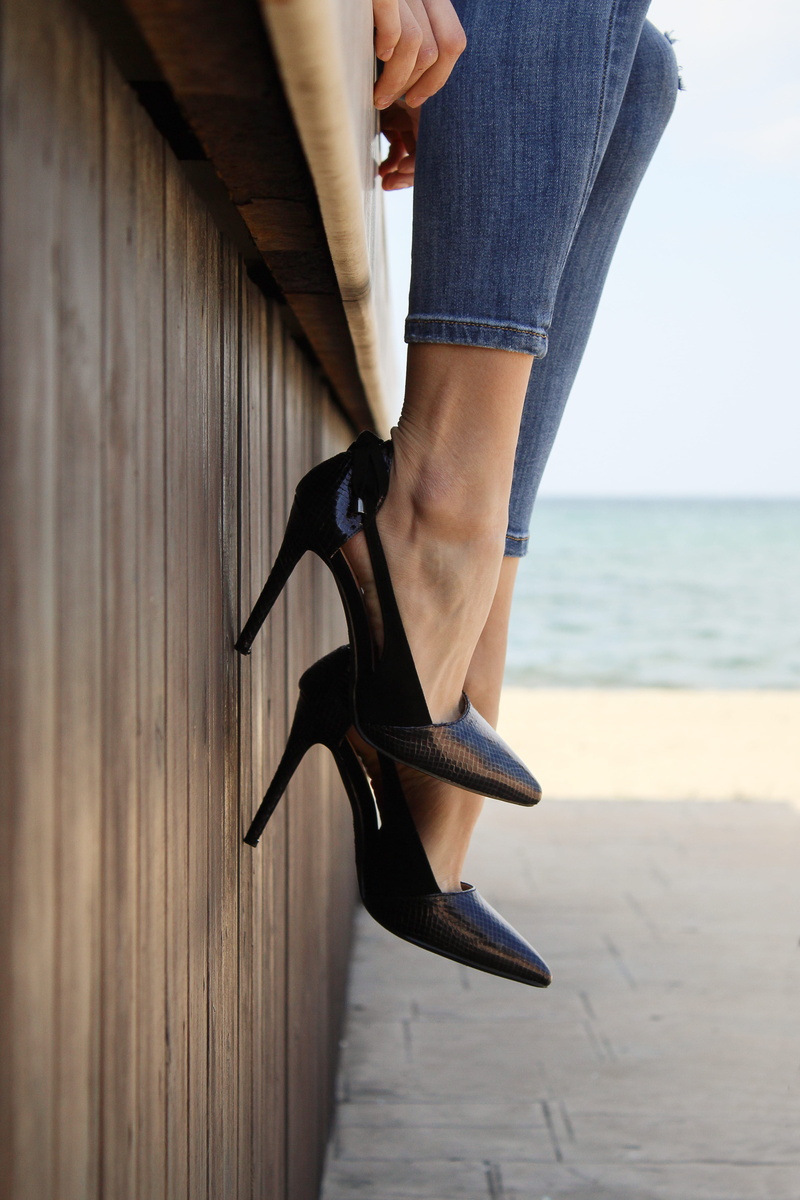 lifestyles, shoes, human body part, body part, wearing, low section, feet, casual clothing, beach, sea, black, one person, shoe, day, adult, fashion, real people