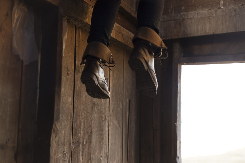 girl, human body part, human foot, leisure activity, barn, hang, wood - material, casual clothing, one person, outdoors, 1080P, men, day, human leg, clothe