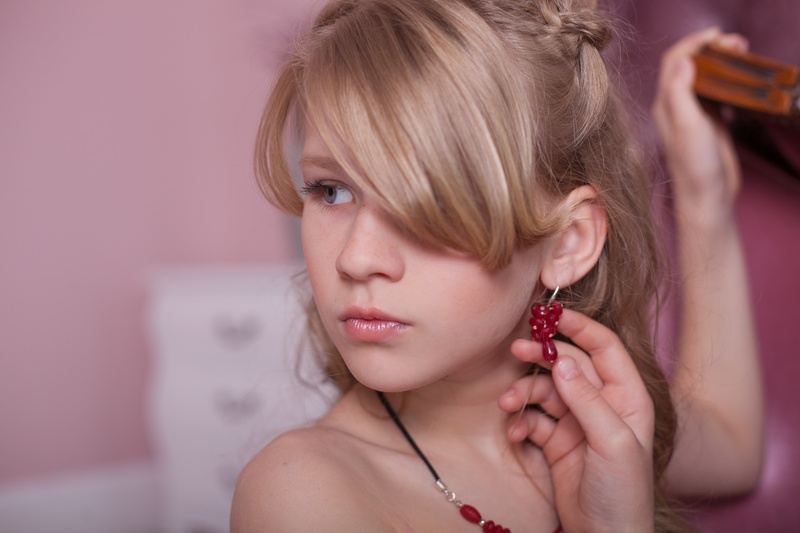 hand, caucasian Ethnicity, beaded, looking, beautiful girl, portrait, beauty, beautiful, women, young adult, young women, jewelry, make-up, dangle, front view