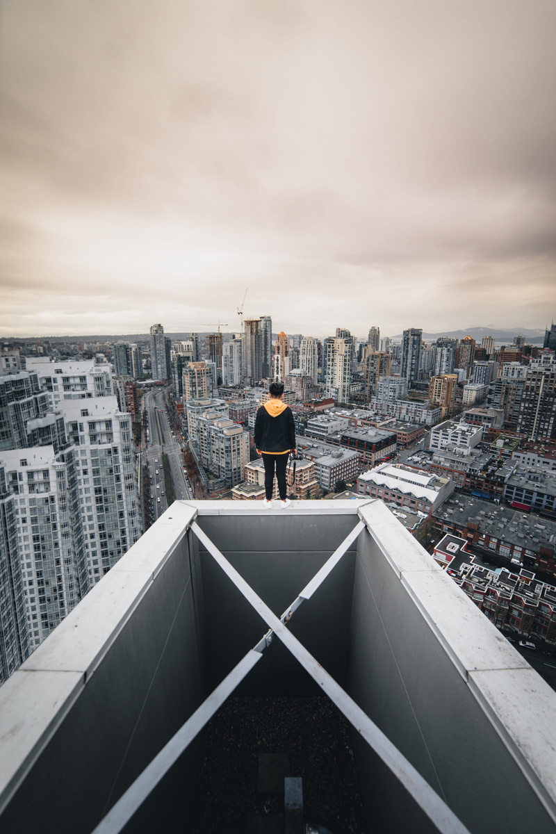 male, 5K, cityscape, fashion, nature, height, leisure activity, stand, solitude, winter, urban, lifestyles, landscape, real people, standing, pose, tall - high