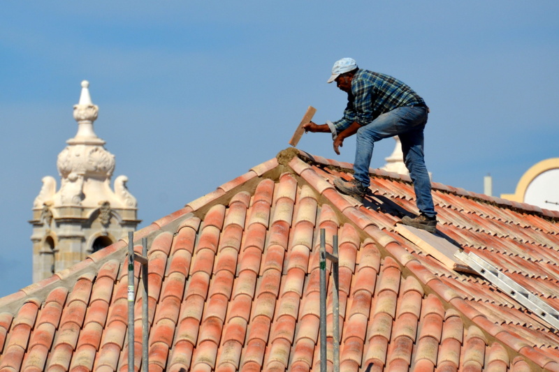Work, real people, full length, one man only, roofs, adults only, 2K, low angle view, roof Tile, construction site, Architecture, clear sky, Roof, roof landscape