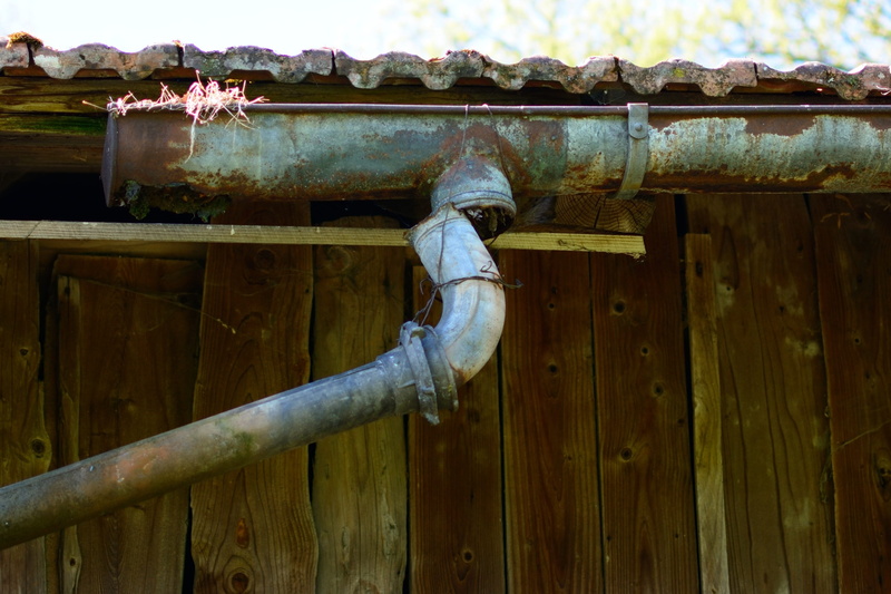 built structure, zinc, craft, old, wastewater, nature, broken, building exterior, architecture, metal, repair, roofers, day, downpipe, building, animal themes