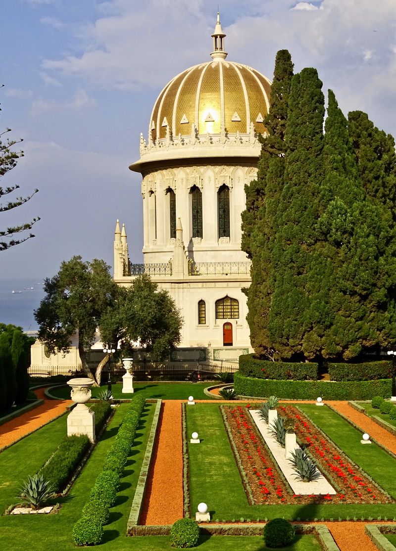 tree, spirituality, travel, outdoors, bahá  í faith garden, day, shrine, building exterior, haifa, sky, grass, bahá  í faith, famous Place, israel, church