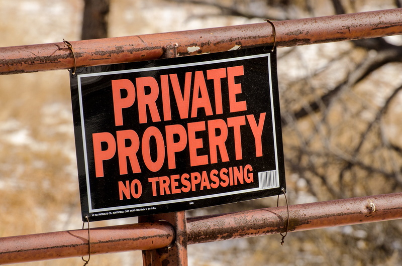 text, western script, property, boundary, private property, barrier, warning, sign, gate, information sign, outdoors, no people, red, private, communication