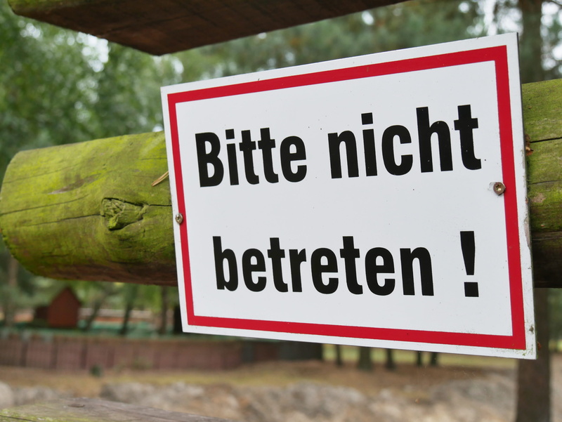 message, information sign, prohibited, holding, outdoors, day, sign, 4K, information, No Trespassing, warnschild, acces denied, human body part, tree