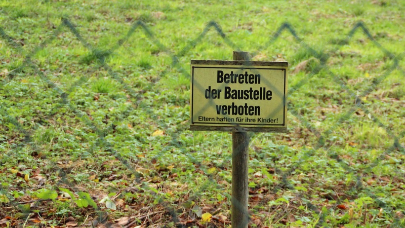 western script, guidance, warning sign, communication, trespassing, focus on foreground, border, fence, post, grass, no people, land, nature, exclusion