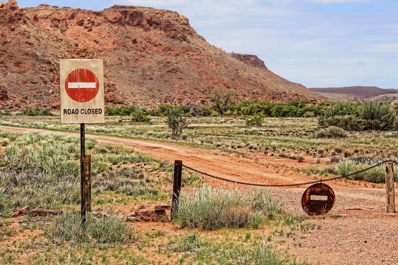 information, chain, formation, warning sign, tranquil scene, tranquility, brown, text, information sign, land, rusted, landscape, nature, 5K, western script
