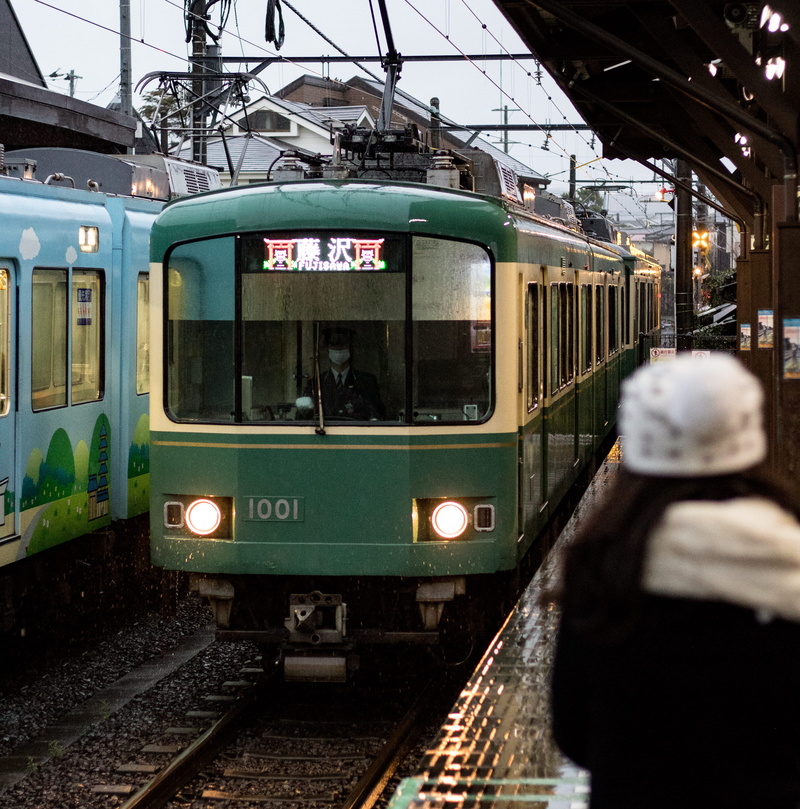 day, arrival, standing, terminal, sign, land vehicle, railroad track, motor, incidental people, speeding, white, train, outdoors, woman, japan, engine