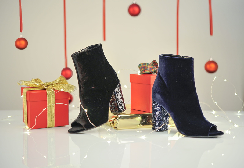 Party, technology, Dinner, absence, Shoes, christmas, gift, christmas Ornament, party, bottle, winter, shoe, red, flooring, decoration, wall - building feature