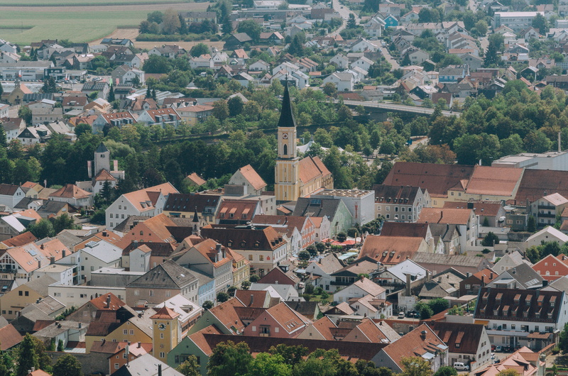community, building exterior, built structure, townscape, outdoors, crowd, city, bavaria, niederbayern, crowded, town, germany, parish church, architecture