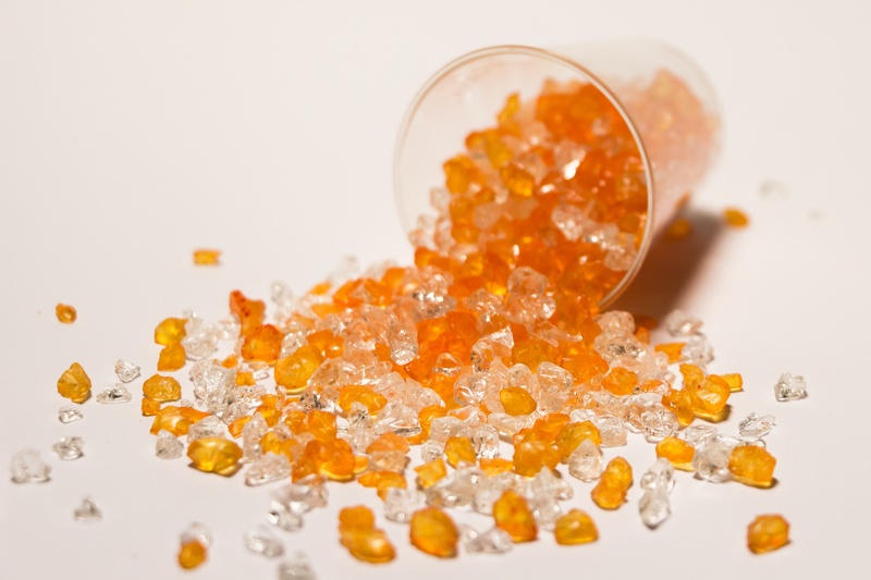spilling, bottle, food and drink, clear, yellow, close-up, large group of objects, white, backgrounds, 2cl, indoors, dynamics, gemstones, glass, beside