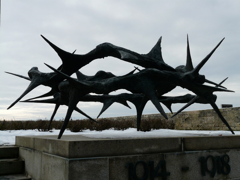 animal wildlife, art and craft, war cemetery, crown, crown of thorns, close-up, lerchenberg, architecture, 2K, concrete, water, representation, statue