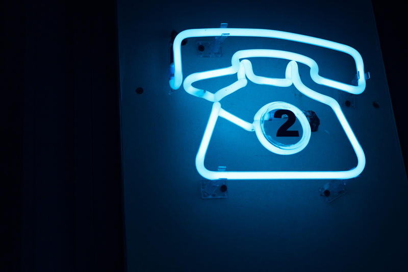 glowing, information, public restroom, illuminated, 5K, neon, phone, teléfono, communication, symbol, blue, dark, text, black background, dos, guidance