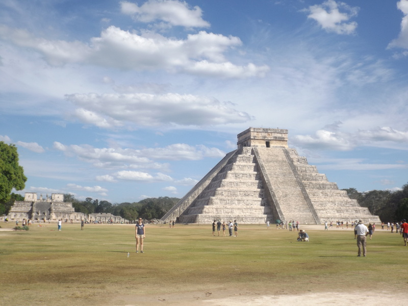 the past, architecture, men, building exterior, lifestyles, pyramid, travel, temple of kukulkan, ancient, people, outdoors, built structure, nature, tourism