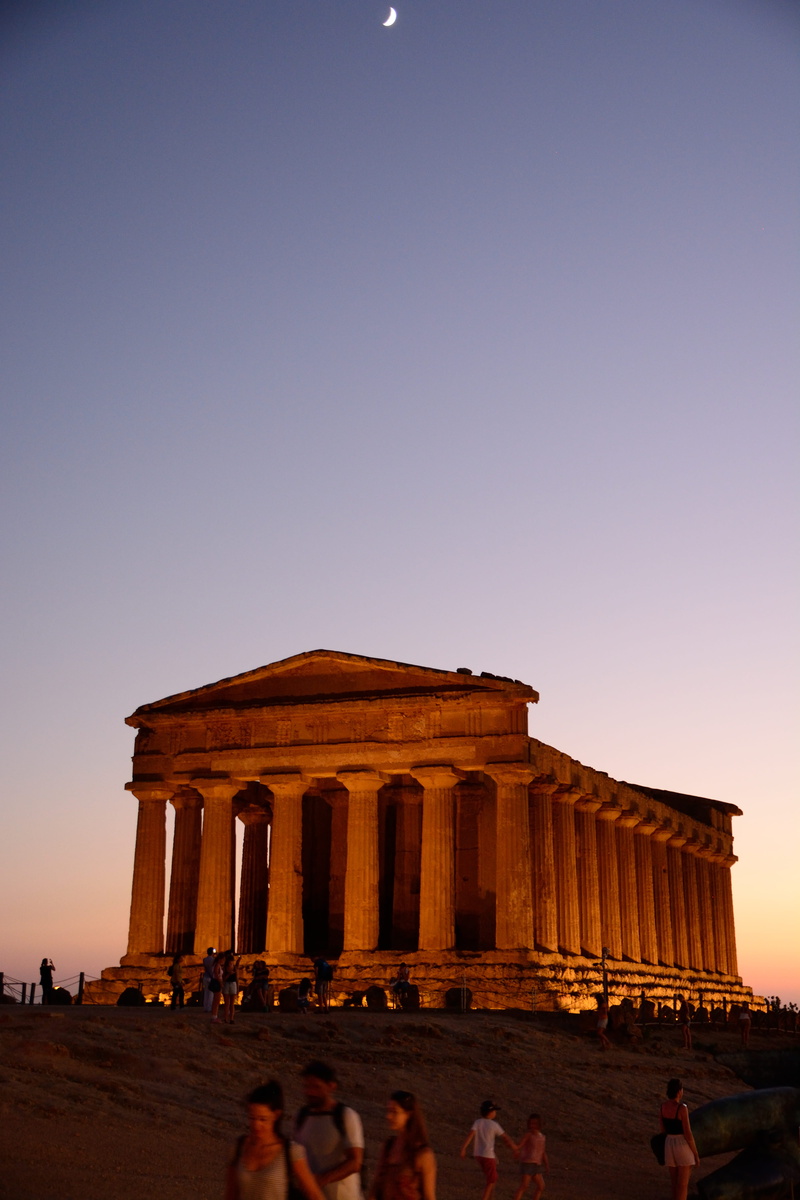 tourism, purple, travel destinations, built structure, group of people, large group of people, lifestyles, 5K, history, agrigento, building exterior, the past