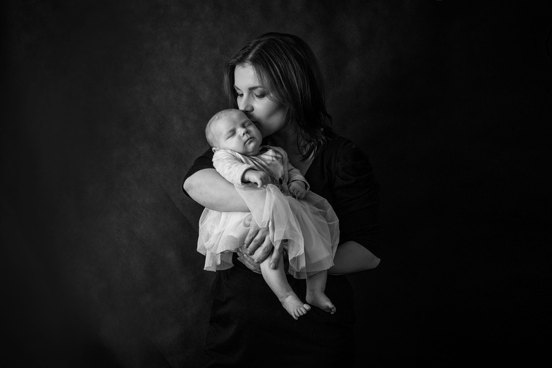 young adult, the little girl, indoors, hairstyle, innocence, full length, emotion, mom, 1080P, adult, contemplation, hair, studio shot, women, one person