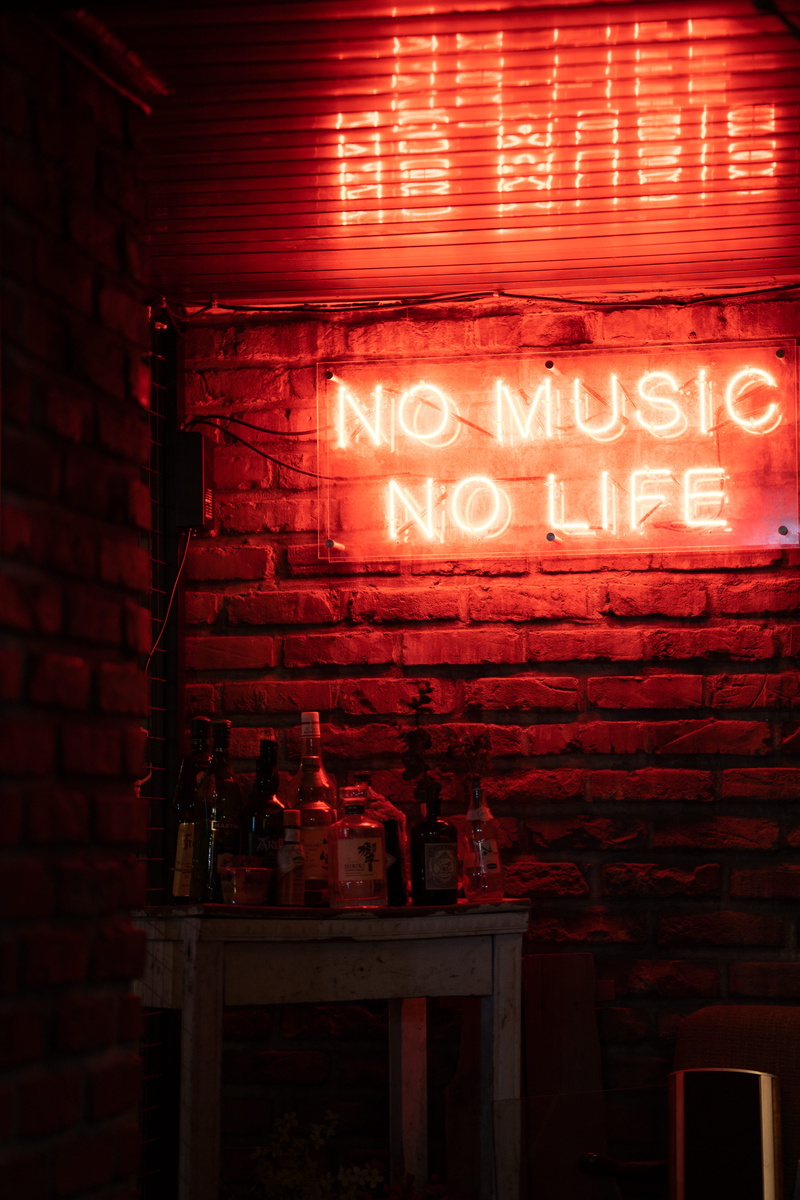 sign, western script, red, no people, wall, light - natural phenomenon, 5K, light, brick, signage, capital letter, built structure, illuminated, neon