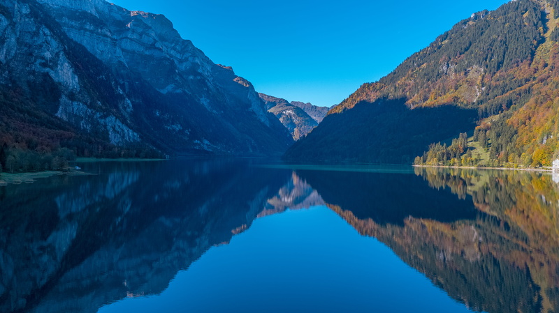formation, 5K, water, waterfront, mountain, tranquil scene, sunny day, nature, klöntal, no people, mountain range, reflection lake, clear sky