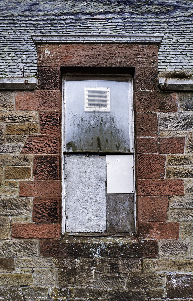 outdoors, cobblestone, door, blossom, wooden, deterioration, 2K, pavement, residential district, building, wall, window, sidewalk, no people, geranium