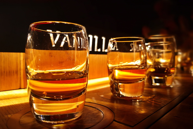 beer, beer glass, no people, still life, refreshment, whiskey, household equipment, nightlife, rum, alcohol, shot glass, beer - alcohol, bar counter, pint glass