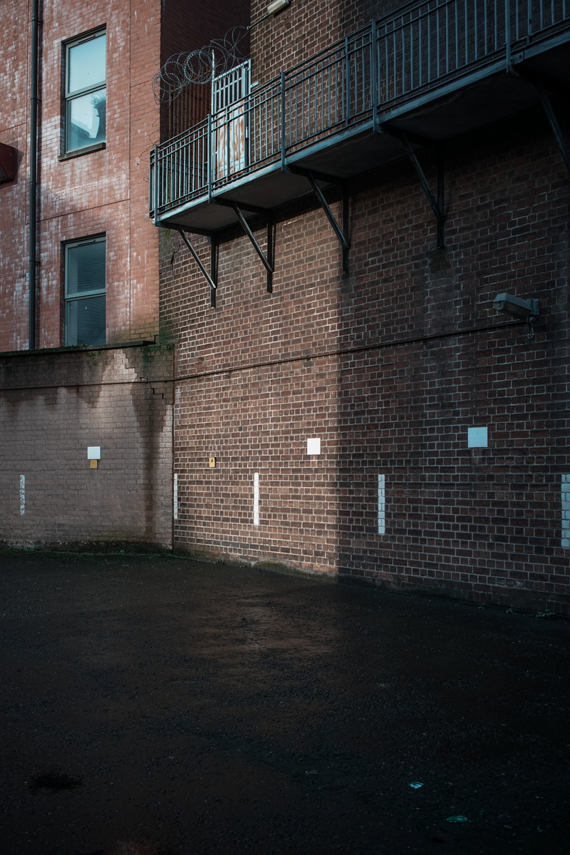 wall - building feature, residential district, minimalism, no people, closed, 8K, street, territory, barbed wire, window, transportation, outdoors, reflection