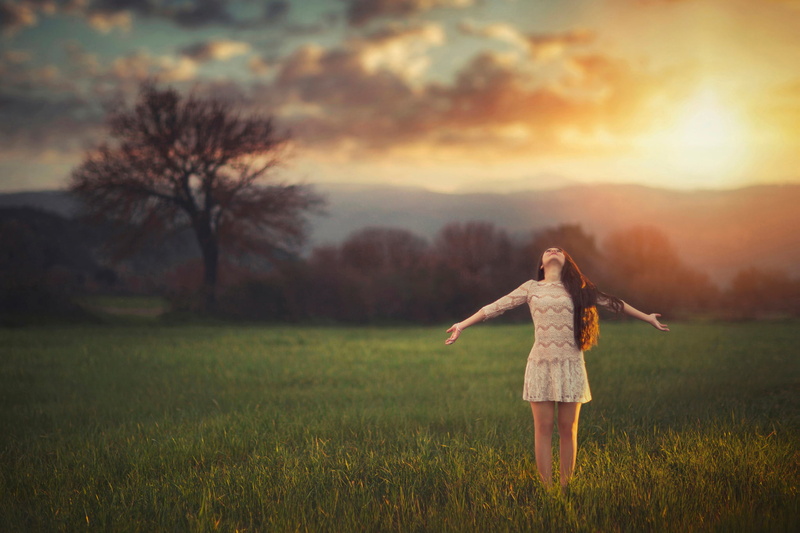 smiling, lifestyles, sunset, girl, 1080P, outdoors, hairstyle, fashion, plant, people, cute, standing, human arm, sun, nature, summer, beige, land, enjoyment