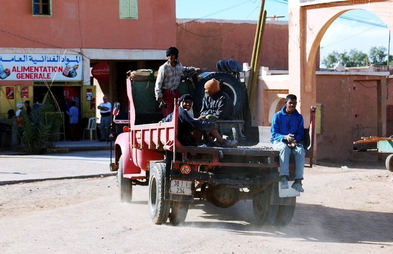 working, real people, workers, casual clothing, day, sale, itinerant, outdoors, everyday, 2K, mode of transportation, work, architecture, transport, sunlight