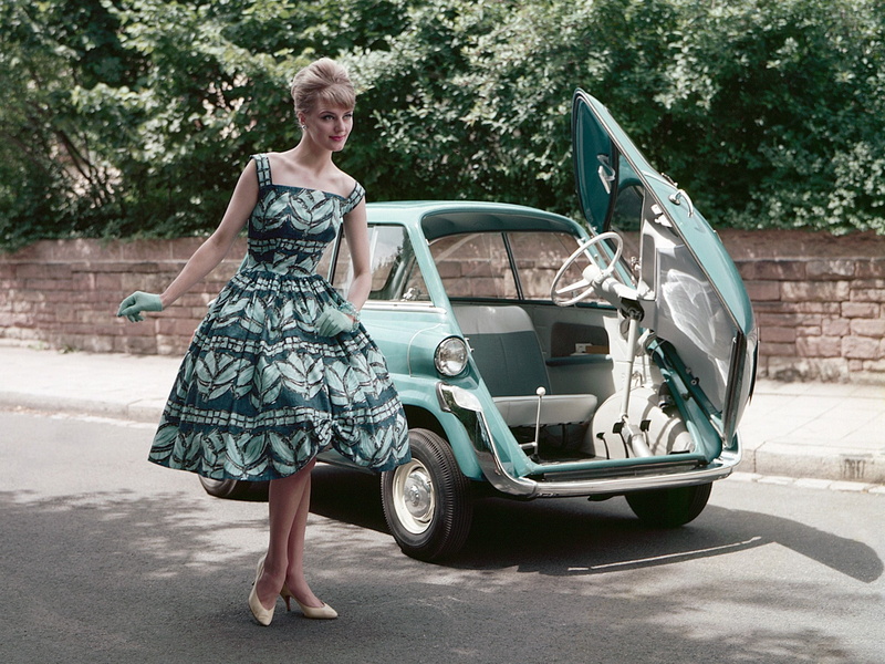 day, mode of transportation, outdoors, young adult, 50-60s, motor vehicle, real people, 1080P, one person, Car, fashion, mature adult, Girl, land vehicle