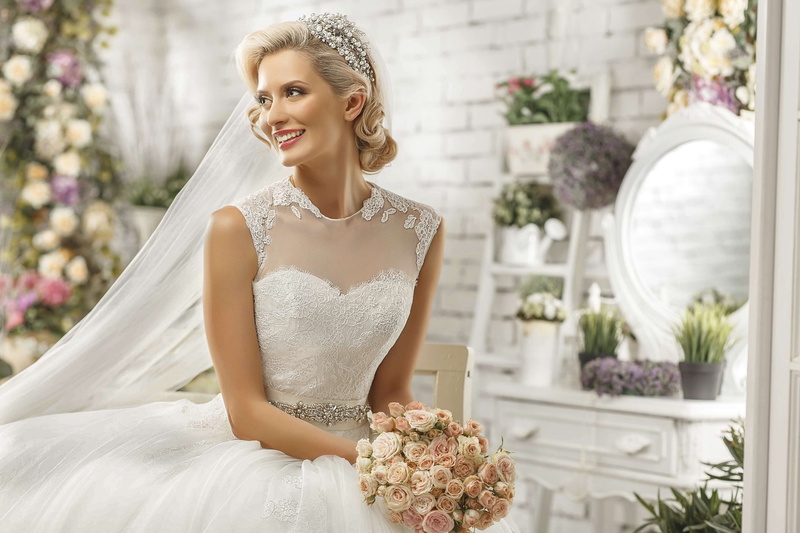 bouquet, portrait, love, focus, elegant, hair, veil, wedding dress, flora, flower bouquet, one person, beautiful woman, wedding ceremony, 4K, flower, blur