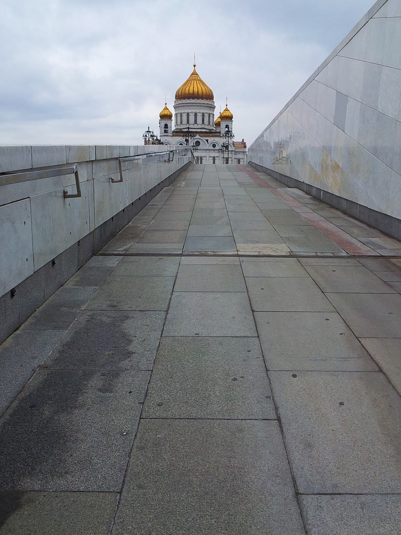 travel destinations, famous Place, no people, road, church, dome, travel, building exterior, history, spirituality, day, built structure, cloud - sky, moscow
