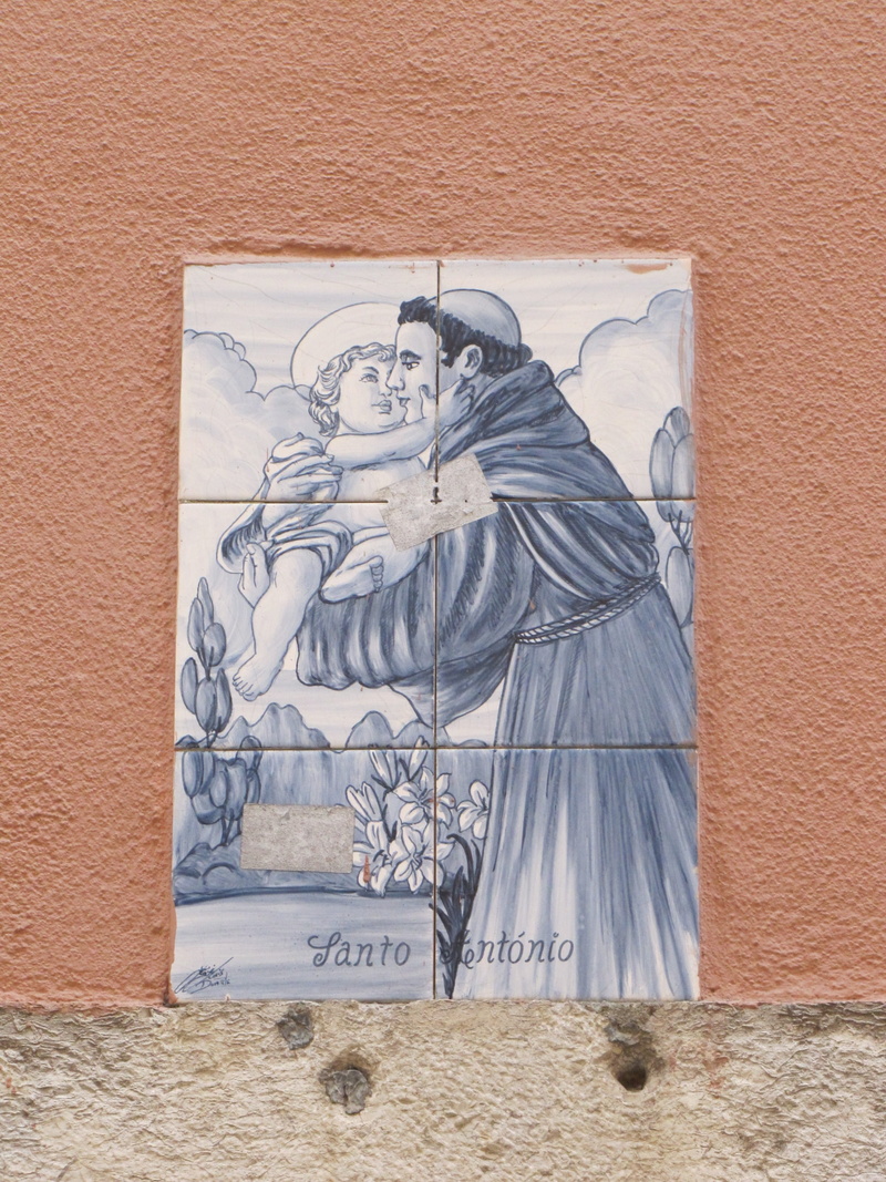 building, Tile, painting, representation, ceramics, human representation, male likeness, azulezhu, statue, mural, female likeness, creativity, 2K, Portugal