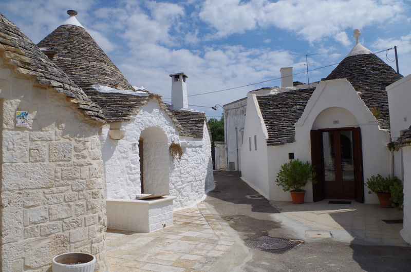 building, architecture, built structure, courtyard, puglia, trulli, residential district, cloud - sky, italy, alley, alberobello, building exterior, entrance