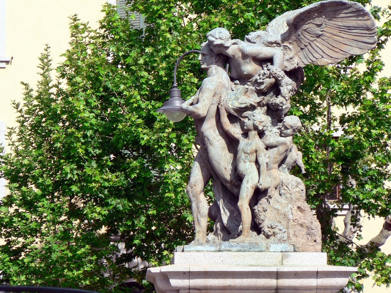 italy, nature, napoleon, tree, sculpture, representation, outdoors, creativity, low angle view, human representation, island, male likeness, angel, no people