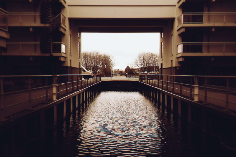 buildings, riv, outdoors, metal railings, diminishing perspective, day, direction, river, 4K, business, connection, bridge, construction, sky, perspective