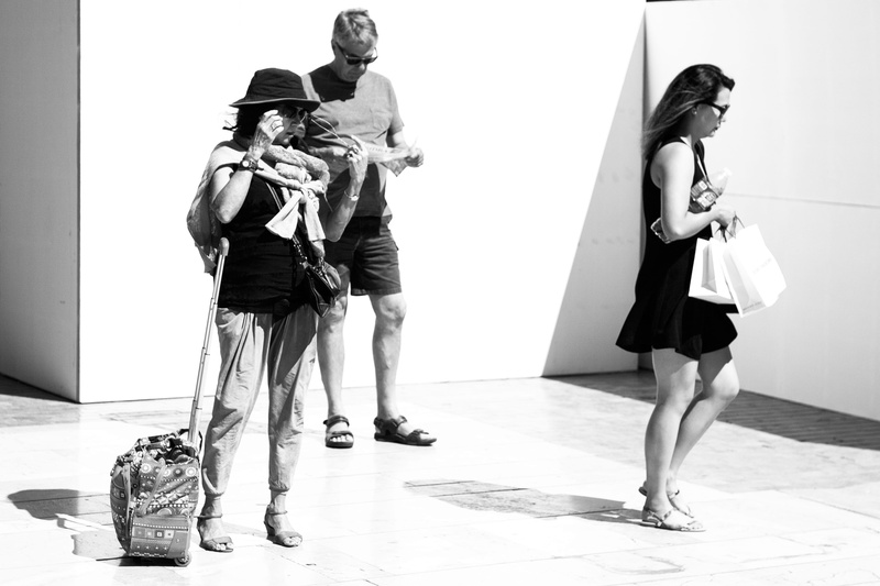 men, málaga, real people, bonding, females, casual clothing, full length, quinoal, indoors, young adult, spain, fotografía urbana, lifestyles, women, group of people