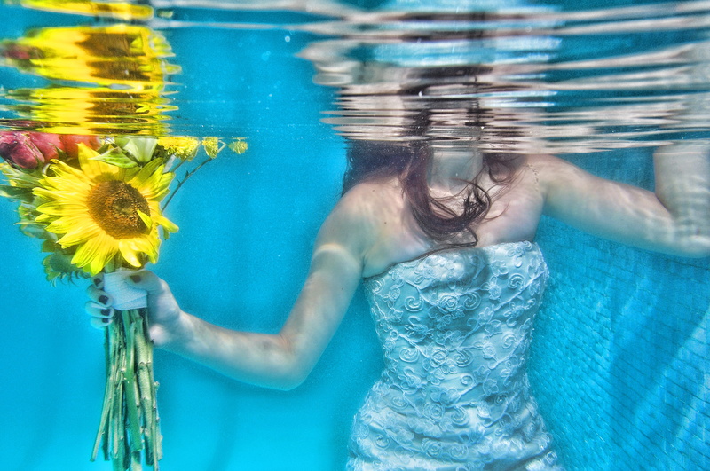 water, outdoors, women, ramodeflore, sea, swimming pool, one person, ramo, clothing, 2K, flowering plant, girasol, dress, nature, leisure activity, floating on water