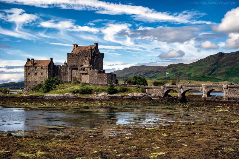 clouds, the sun, Eilean Donan Castle, Scotland, Bay, castle, bridge, the sky, mountains, 1080P, people