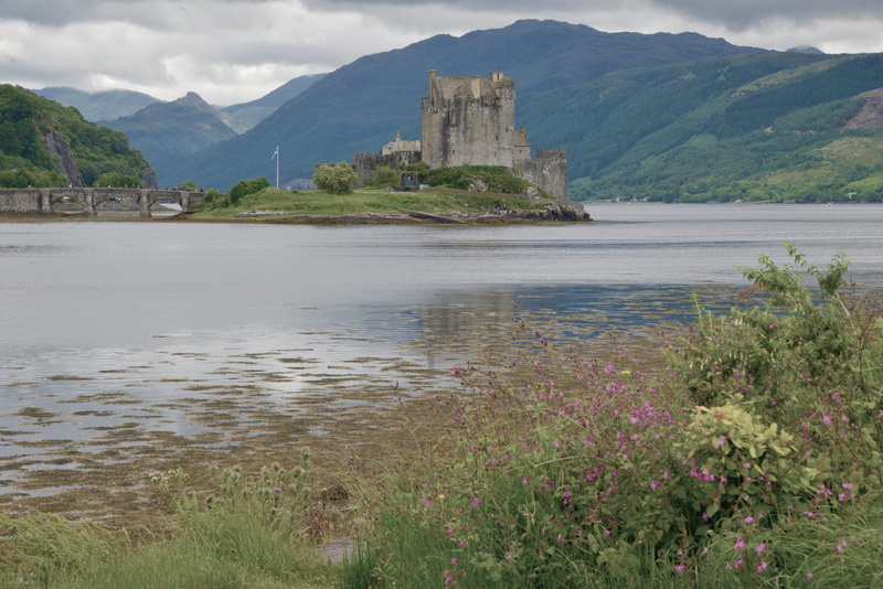 sky, beauty in nature, tranquility, land, day, nature, 5K, non-urban scene, mountain range, castle, scotland, architecture, water, no people, mountain